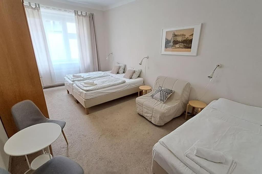 Bright apartment sleeps 7