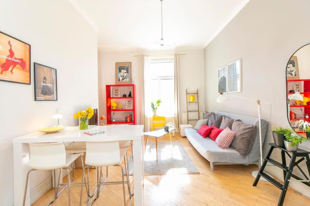 Bright flat next to best Park 10min walk to center