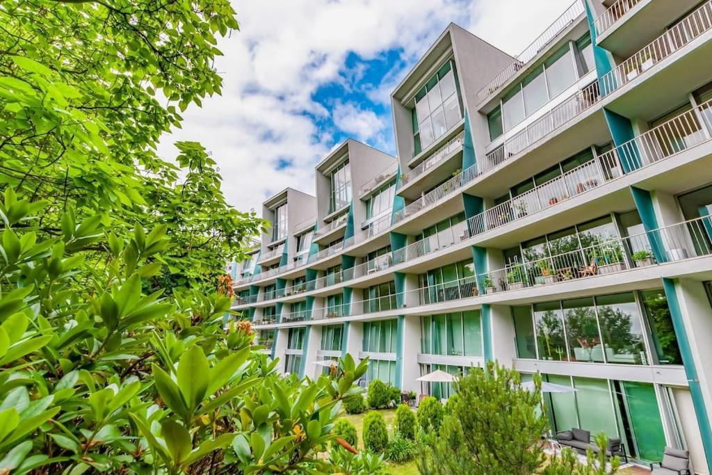 Exceptional calm 3BR, 2.5BA apartment with patio, pool & gym
