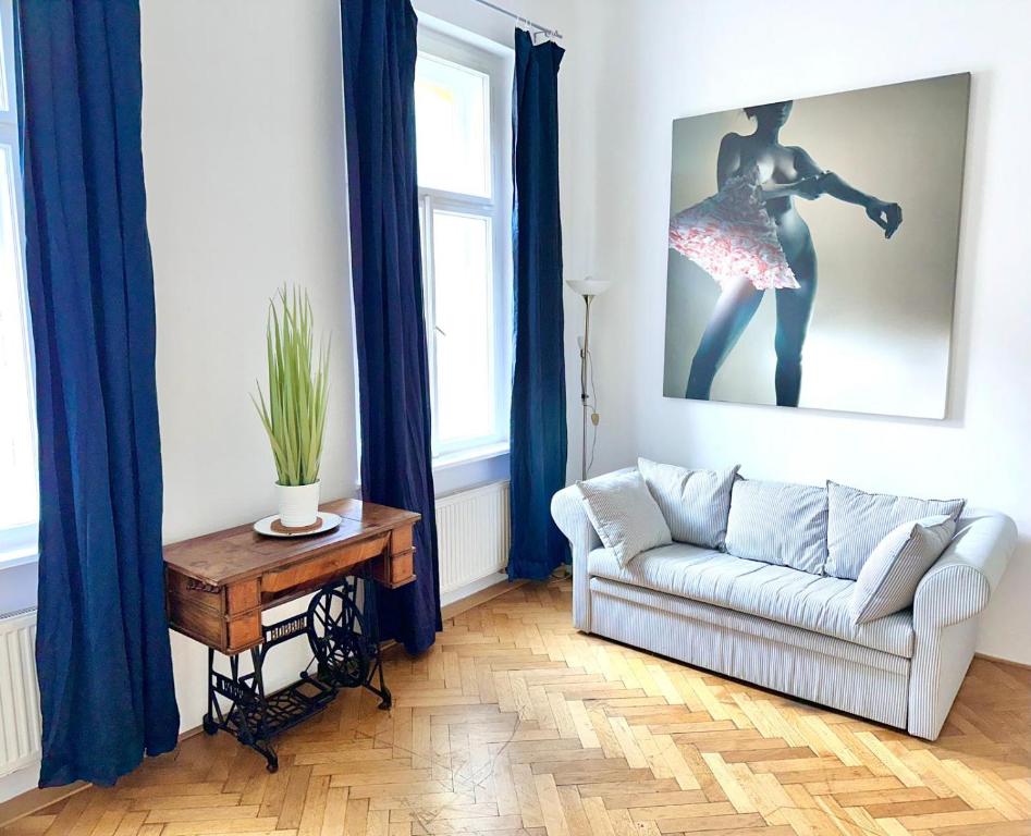 Sleeps 7 flat by tram Zizkov